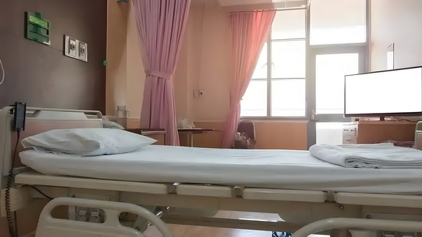 我们总在年轻时恨自己，中年后想好好活|对话郑钧
